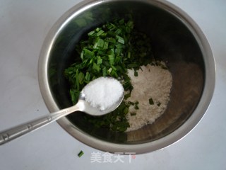 快手早餐——韭菜蛋饼的做法步骤：2