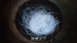 蒜蓉粉丝蒸扇贝的做法步骤：1