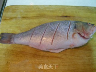 微波版泰式酱蒸鲈鱼的做法步骤：2