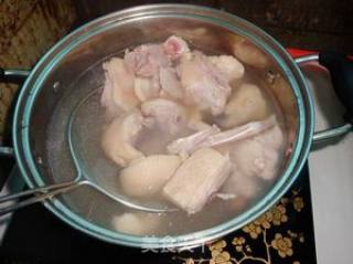 冬瓜薏米老鸭汤——汤鲜味醇、老少皆宜的做法步骤：2