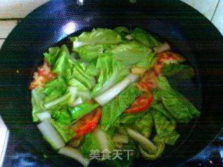 番茄小白菜醋汤的做法步骤：2