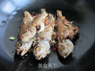家常焖黄花鱼的做法步骤：7