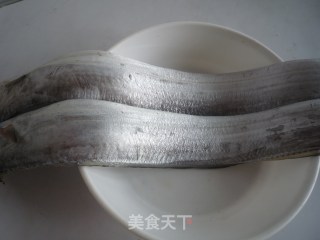 糖醋带鱼的做法步骤：1