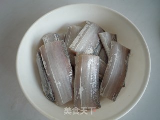 糖醋带鱼的做法步骤：2