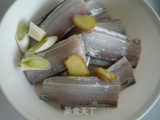 糖醋带鱼的做法步骤：3