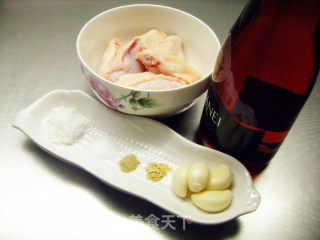 红酒鸡翅的做法步骤：1