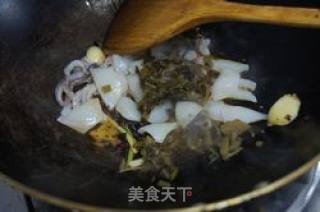 雪菜炒鱿鱼的做法步骤：4