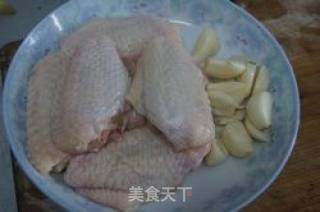 蒜香鸡翅的做法步骤：1