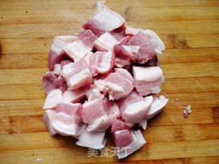 张炎家的美味红烧菜之一------香菇烧肉的做法步骤：2