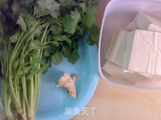 香菜鱼头豆腐汤的做法步骤：2