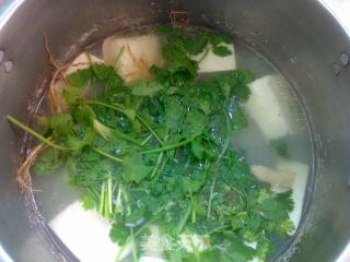 香菜鱼头豆腐汤的做法步骤：7