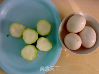 咸蛋黄蒸丝瓜的做法步骤：1