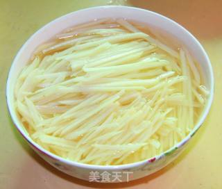醋溜土豆丝的做法步骤：1