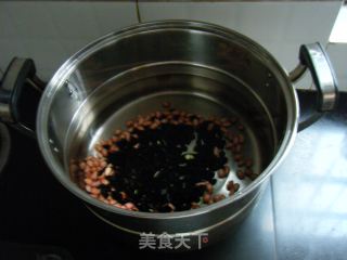 补肾乌发—黑豆薏米百合汤的做法步骤：8