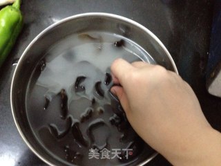 简单下饭菜——青椒炒菌菇的做法步骤：3