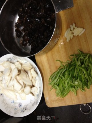 简单下饭菜——青椒炒菌菇的做法步骤：4