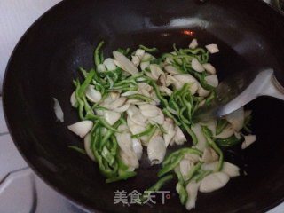 简单下饭菜——青椒炒菌菇的做法步骤：7