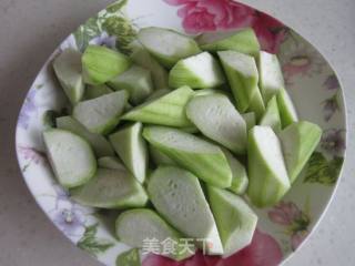 丝瓜炒豆腐泡的做法步骤：2