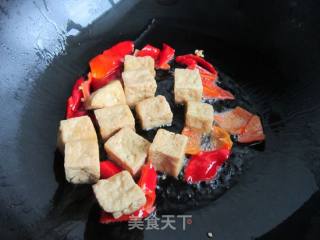 丝瓜炒豆腐泡的做法步骤：6