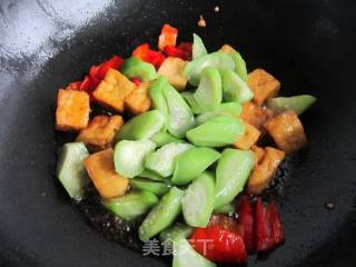 丝瓜炒豆腐泡的做法步骤：8