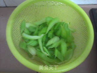西芹炒香干的做法步骤：5
