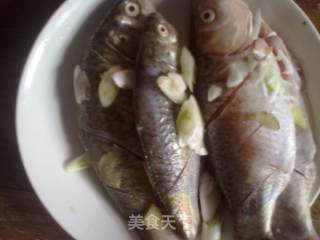 剁椒烧鲫鱼的做法步骤：1