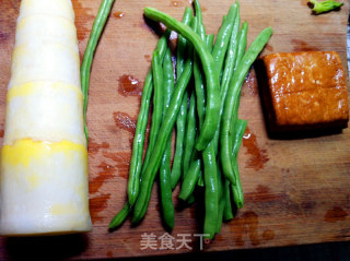 肉酱爆三丁的做法步骤：1