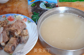 裙菜排骨汤的做法步骤：2