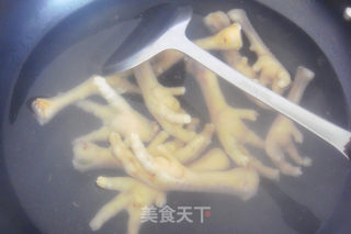 卤鸡爪---停不下来的小吃的做法步骤：1