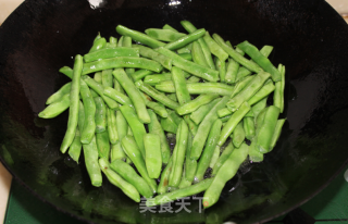 干煸豆角的做法步骤：2