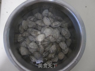 蒜蓉粉丝炒蚬子的做法步骤：1