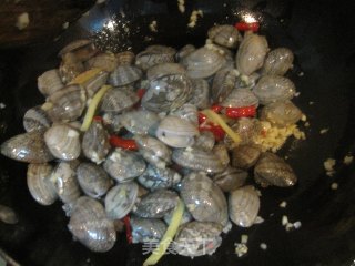 蒜蓉粉丝炒蚬子的做法步骤：6