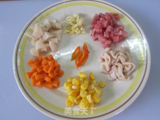 美味中参着少许酸味の《亚参炒饭》的做法步骤：1