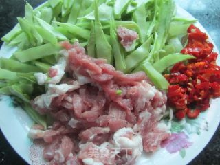 峨眉豆丝炒瘦肉----农家菜的做法步骤：1
