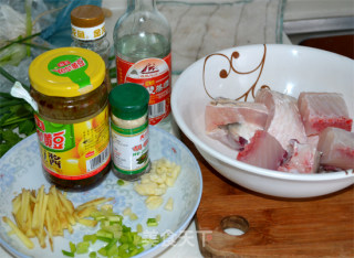 家常蒸菜——黄豆酱蒸鱼腩的做法步骤：1