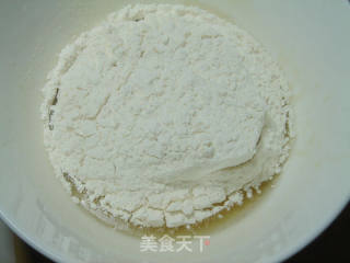 【广式白莲蓉蛋黄月饼】的做法步骤：3