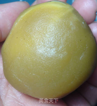 【广式白莲蓉蛋黄月饼】的做法步骤：9