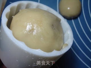 【广式白莲蓉蛋黄月饼】的做法步骤：12