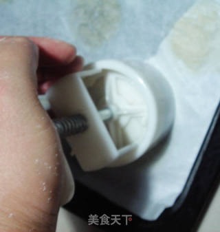 【广式白莲蓉蛋黄月饼】的做法步骤：13