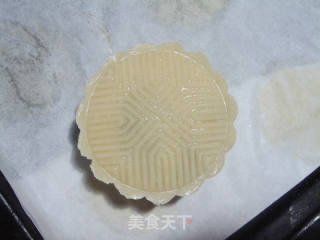 【广式白莲蓉蛋黄月饼】的做法步骤：14
