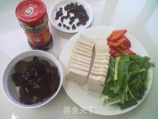 豆豉蒜苗豆腐的做法步骤：1