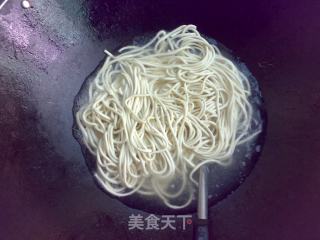 蛋黄熏肉面的做法步骤：1