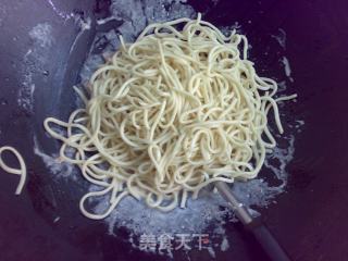 蛋黄熏肉面的做法步骤：7