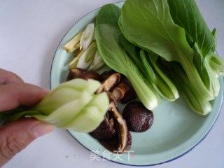 香菇面筋烧冻豆腐的做法步骤：2