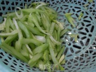 西芹百合的做法步骤：2