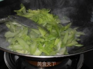西芹百合的做法步骤：3