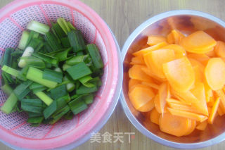 蒜苗胡萝卜炒肉---简单大众菜的做法步骤：2