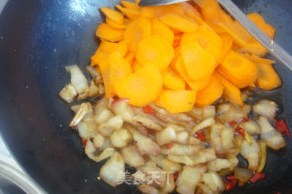 蒜苗胡萝卜炒肉---简单大众菜的做法步骤：6