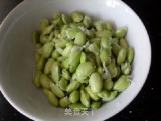 青椒毛豆炒香菇的做法步骤：1