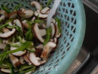 青椒毛豆炒香菇的做法步骤：2